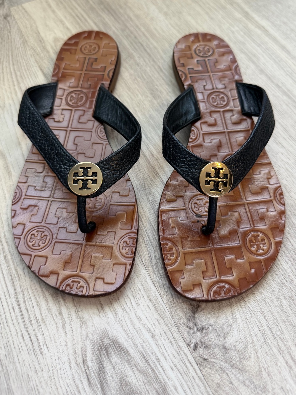 Tory Burch - Black Leather Thong Sandals with Gold Logo - size 7